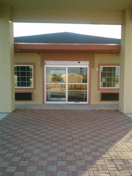 Rodeway Inn Dilley Bagian luar foto