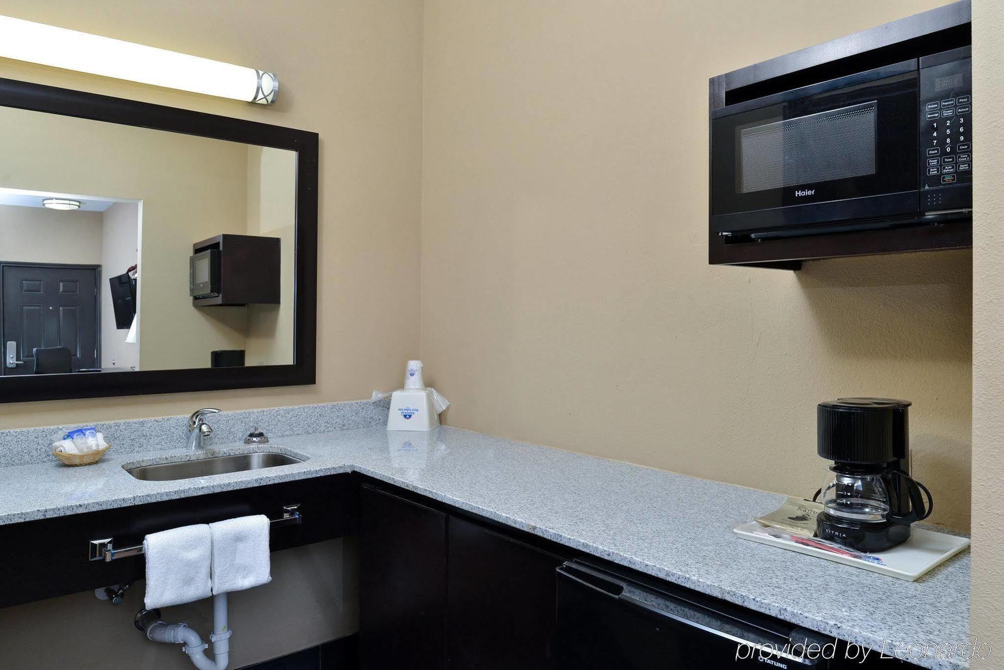 Rodeway Inn Dilley Bagian luar foto